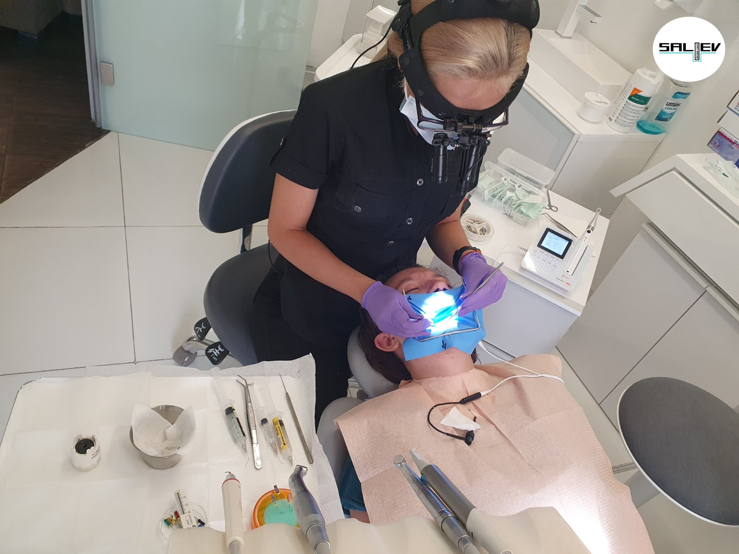 experience in implantology, aesthetic dentistry and endodontics
