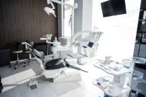 Стоматологичен кабинет с два стоматологични стола и медицинско оборудване.